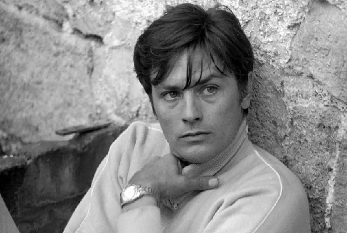 آلن دلون در فرودگاه مهرآباد بهمن‌ماه ۱۳۴۸