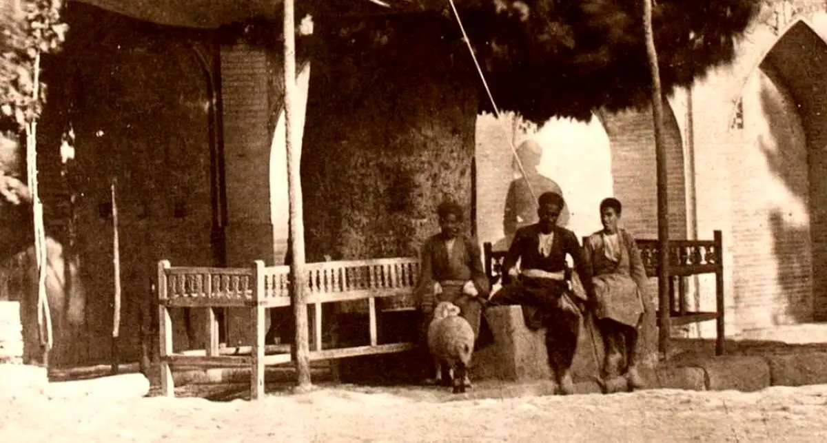 سفر به عصر قاجار؛ چاپارخانۀ رشت، حمّام تهران، قهوه‌خانۀ اصفهان
