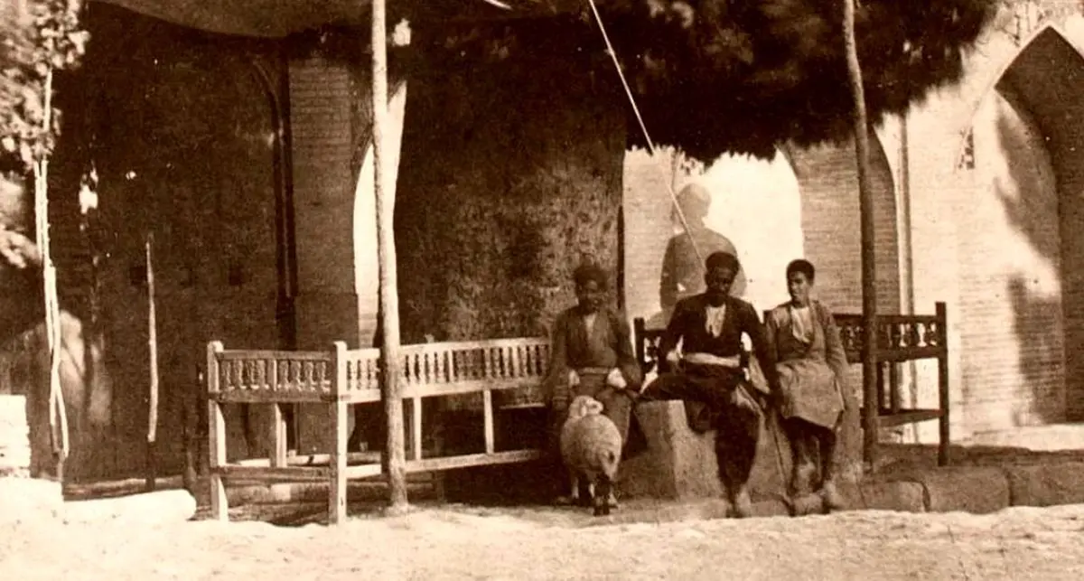 سفر به عصر قاجار؛ چاپارخانۀ رشت، حمّام تهران، قهوه‌خانۀ اصفهان
