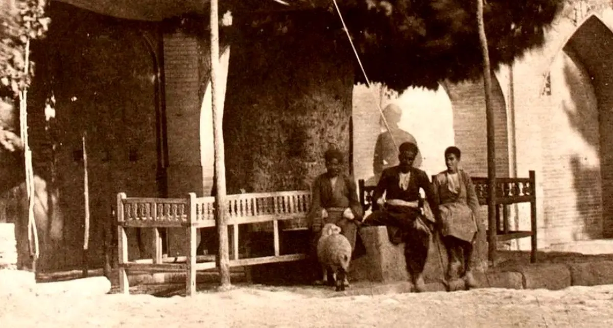 سفر به عصر قاجار؛ چاپارخانۀ رشت، حمّام تهران، قهوه‌خانۀ اصفهان
