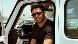 ژست و استایل متفاوت «گلزار» در خودروی لوکس اش در امارات