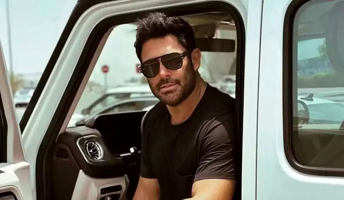 ژست و استایل متفاوت «گلزار» در خودروی لوکس اش در امارات