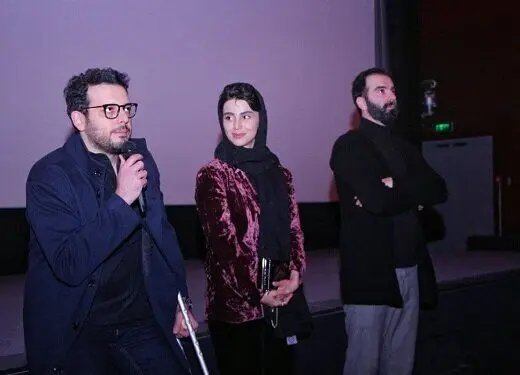 بازیگر «بی همه چیز» با عصایی زیر بغل در اکران این فیلم/ عکس