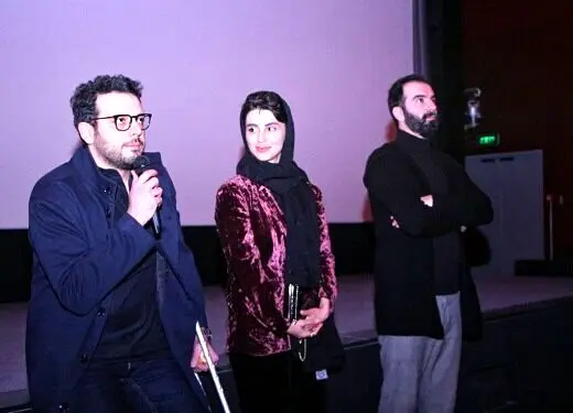 بازیگر «بی همه چیز» با عصایی زیر بغل در اکران این فیلم/ عکس