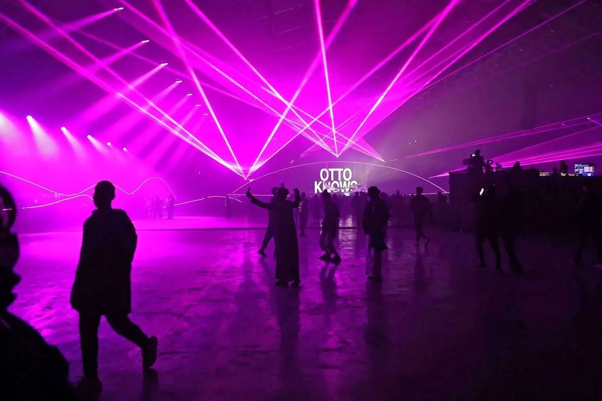 گروه موسیقی پسران کره ای اتیز وارد عربستان شدند+ ویدئو