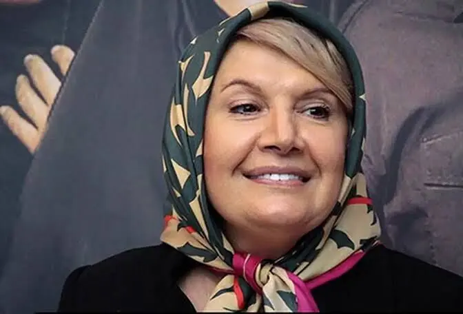 «شهین تسلیمی» در دوران دبیرستان و در کنار همکلاسی‌هایش