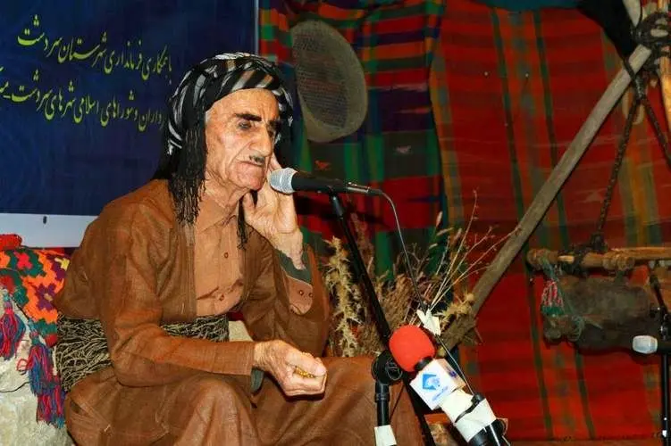 اعطای نشان درجه یک هنری به پیشکسوت ۱۰۷ ساله موسیقی اقوام