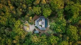 خانه C، آرامش و یک استخر نقلی در دل جنگل
