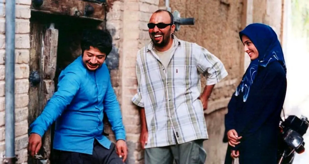 گوش دادن رضا عطاران به تیتراژ خاطره‌‌انگیز «متهم گریخت» با صدای خودش