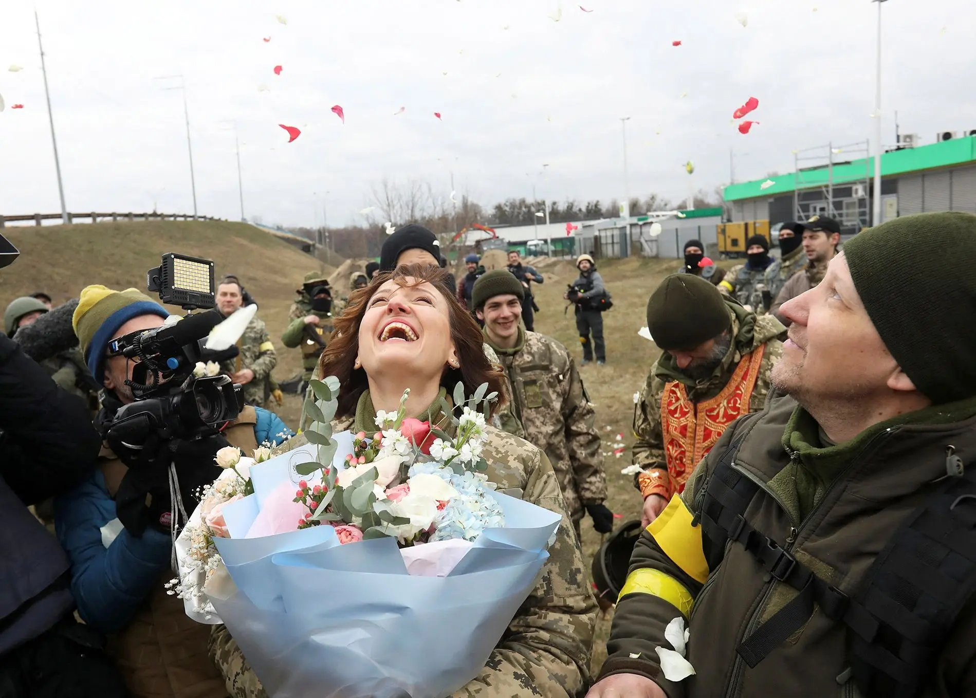(ویدئو) امید در میانه جنگ؛ جشن عروسی زوج اوکراینی با لباس نظامی