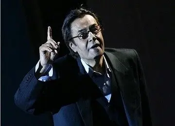 خسرو شکیبایی به همراه همسرش در لباس دامادی/ عکس
