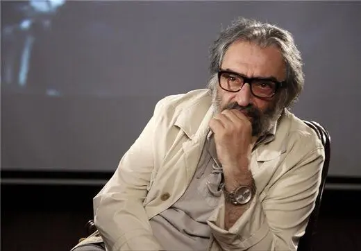 مسعود کیمیایی کنار نقاشی‌هایش/ عکس