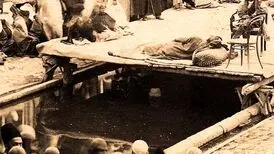 عکسی دیده‌نشده از یک نمایش «تخته‌حوضی» در عصر قاجار

