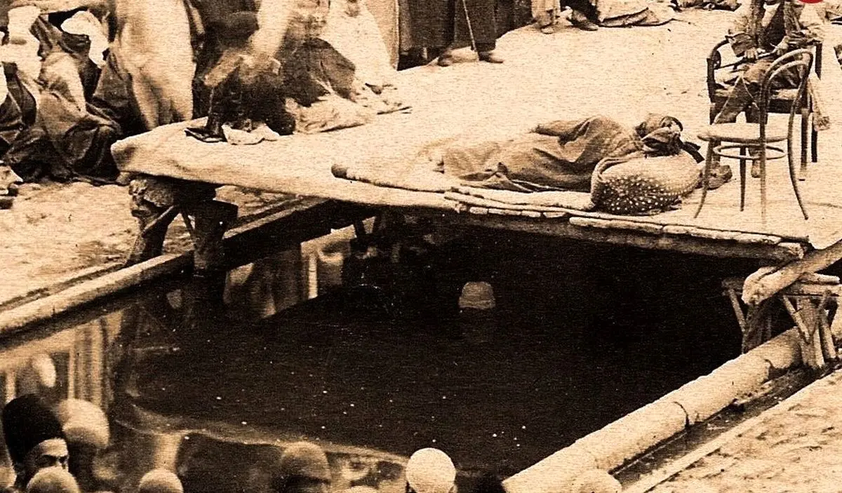 عکسی دیده‌نشده از یک نمایش «تخته‌حوضی» در عصر قاجار
