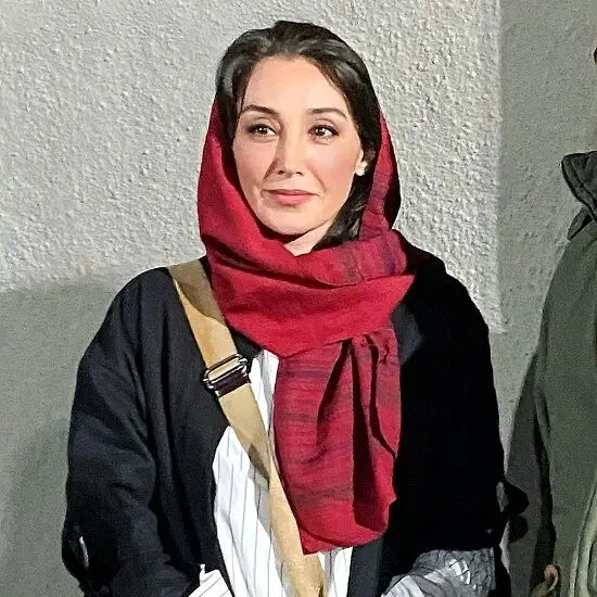 حضور سرزده هدیه تهرانی در اکران بی همه چیز/ این هنرمند فروتنانه در صف خرید بلیت حضور یافت + تصاویر