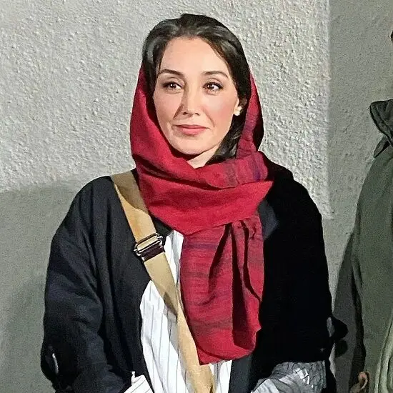حضور سرزده هدیه تهرانی در اکران بی همه چیز/ این هنرمند فروتنانه در صف خرید بلیت حضور یافت + تصاویر
