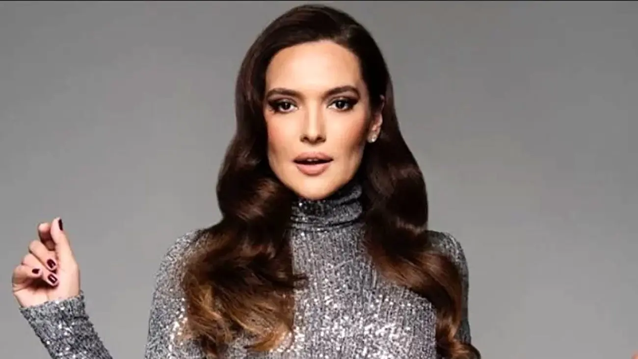 خواننده و مجری معروف ترک با عروسک 50 میلیون تومانی سوژه رسانه ها شد
