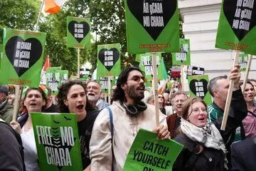 هواداران نی‌کاپ با پرچم فلسطین جلوی دادگاه حاضر شد
