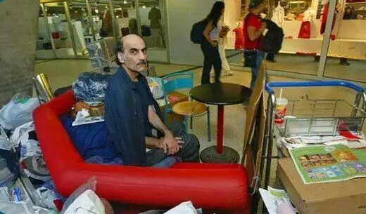 پناهده ایرانی که ۱۸ سال در فرودگاه پاریس به‌سر برد درگذشت
