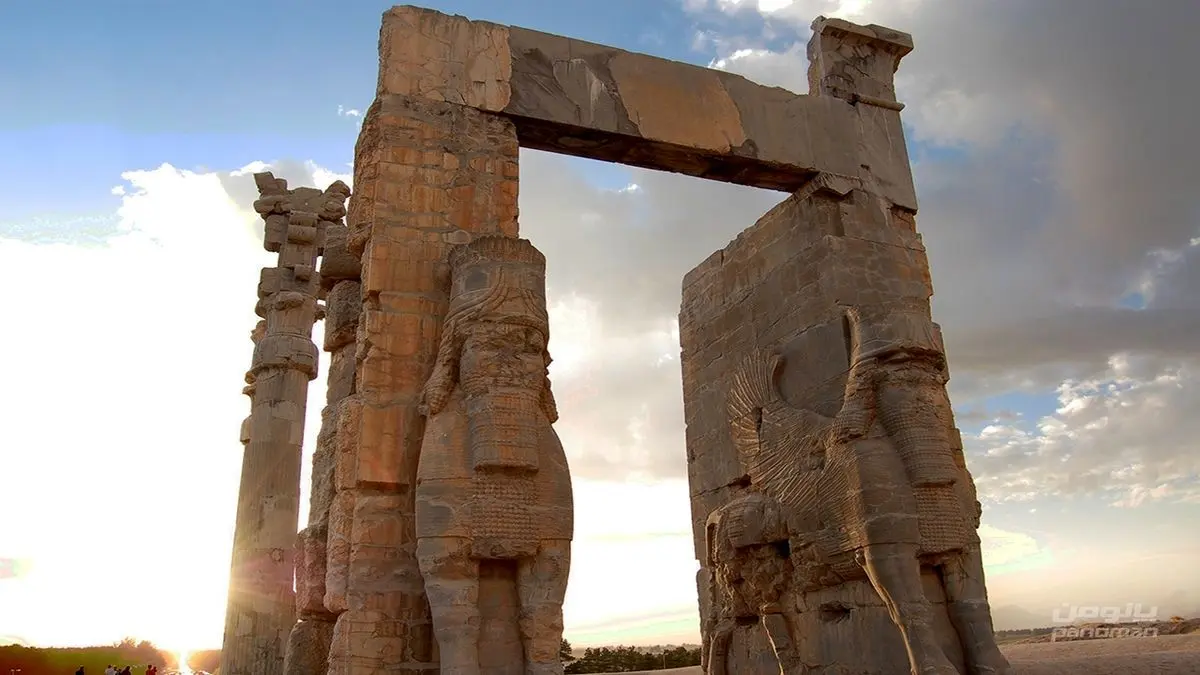 ساخت سرویس بهداشتی و خدمات رفاهی در حریم تخت جمشید متوقف شد
