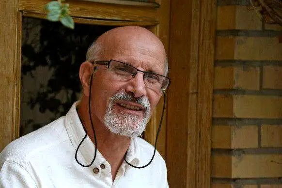 هنرمندی با دستمزد ۶ میلیاردی درباره تعطیلی تئاتر اظهارنظر نکند !
