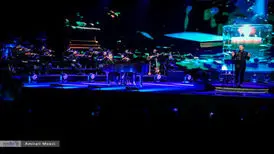 علیرضا قربانی می‌خوانَد/ همۀ نوازندگان گروهش می‌نوازند
