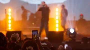 بیهوشی نوازنده‌های کنسرت پاپ با بوی رنگ و تینر هنگام اجرا/ لغو کنسرتی در قم در آستانه ایام فاطمیه/ حسین علیزاده به هلند رسید

