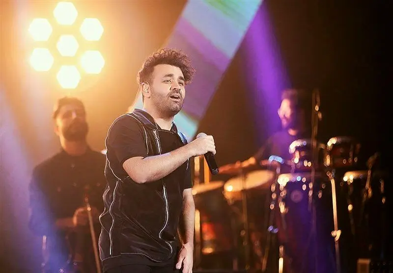 تصاویر | خواننده پاپ وسط اجرا به دست‌بوسی پدرش رفت | حضور بازیگر خاتون در کنسرت