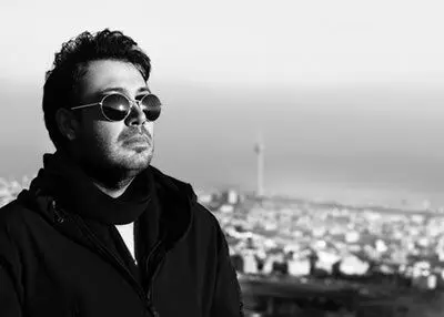 بیوگرافی تصویری محسن چاوشی با صدای خودش
