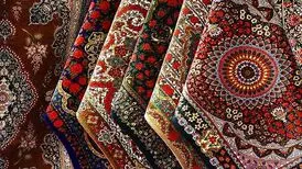 قالی نفیس ایرانی زیر تابوت پاپ پهن می‌شود