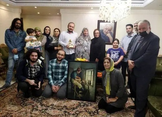 گوهر خیراندیش، در حال اهدای تندیس قهرمان گمنام/ عکس