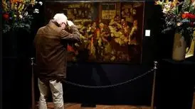 نقاشی که پشت در خاک می‌خورد شاهکار از آب درآمد!
