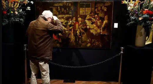 نقاشی که پشت در خاک می‌خورد شاهکار از آب درآمد!
