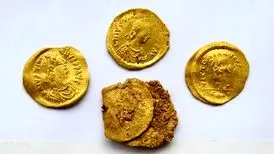 کشف سکه‌های طلا ۱۵۰۰ ساله در یک خانه
