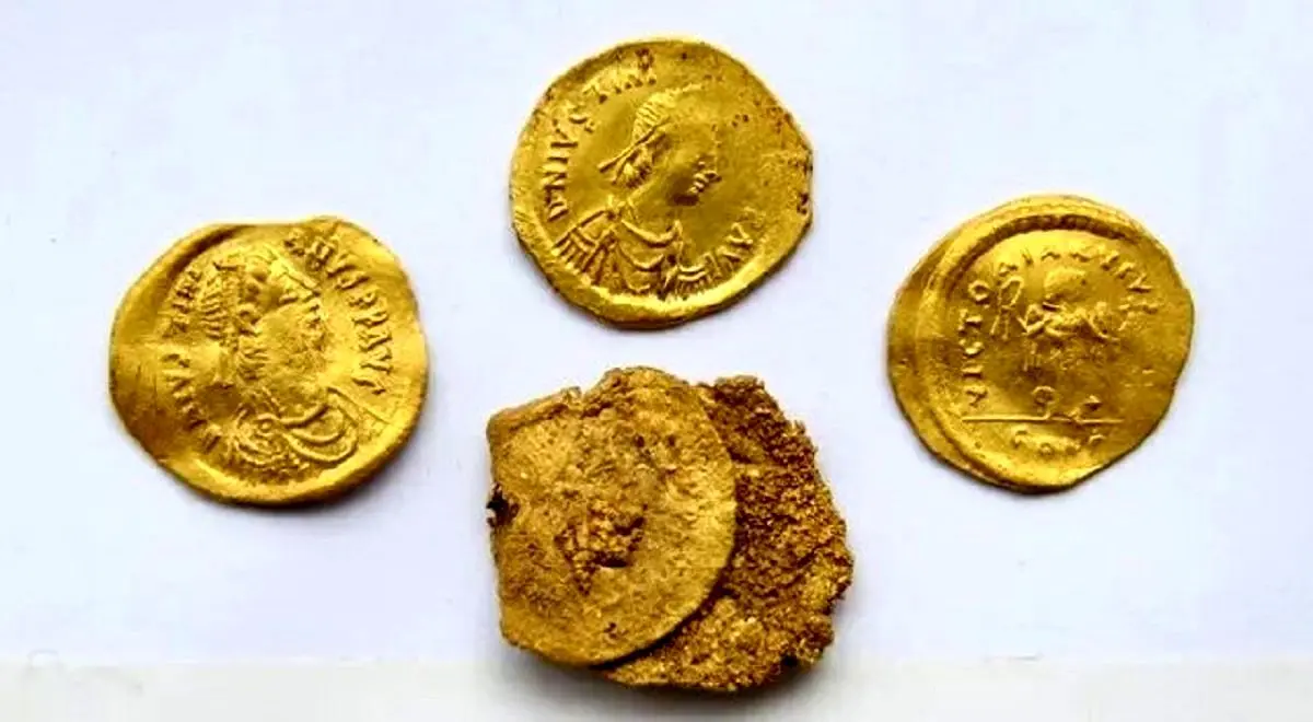 کشف سکه‌های طلا ۱۵۰۰ ساله در یک خانه
