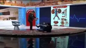افتادن مجری شبکه ۳ از روی صندلی در برنامه زنده/ ویدئو
