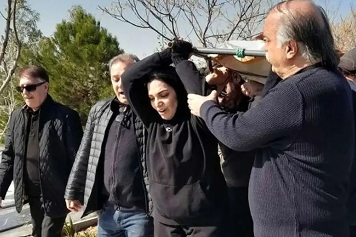 کار زشت یک خانم با بازیگر زن مشهور در مراسم ختم مادرش
