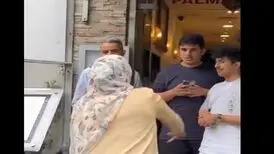رفتار یک زن مسلمان در لندن در اعتراض به آتش زدن قرآن در سوئد/ ویدئو
