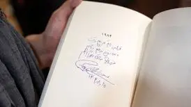 دستخط پزشکیان بر روی کتاب 1984 : قول می دهم وعده دروغ ندهم
