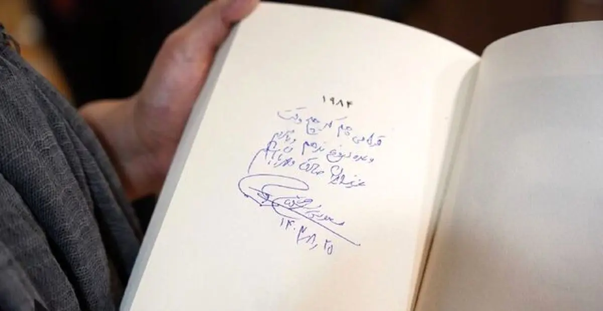 دستخط پزشکیان بر روی کتاب 1984 : قول می دهم وعده دروغ ندهم
