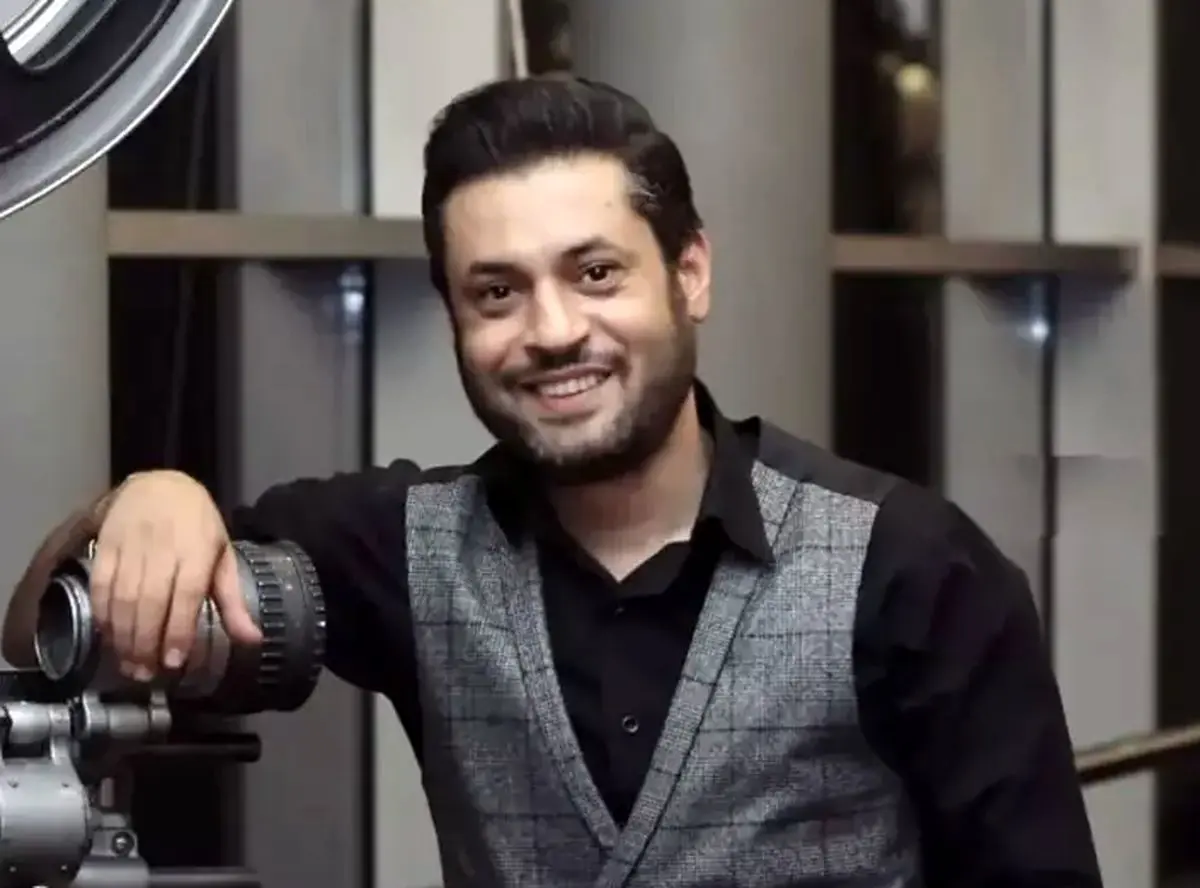 بازیگر تازه‌داماد تلویزیون در کنار همسر و مادرش/ عکس
