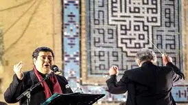 ضرغامی یک تار نفیس به سالار عقیلی هدیه داد