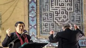 ضرغامی یک تار نفیس به سالار عقیلی هدیه داد