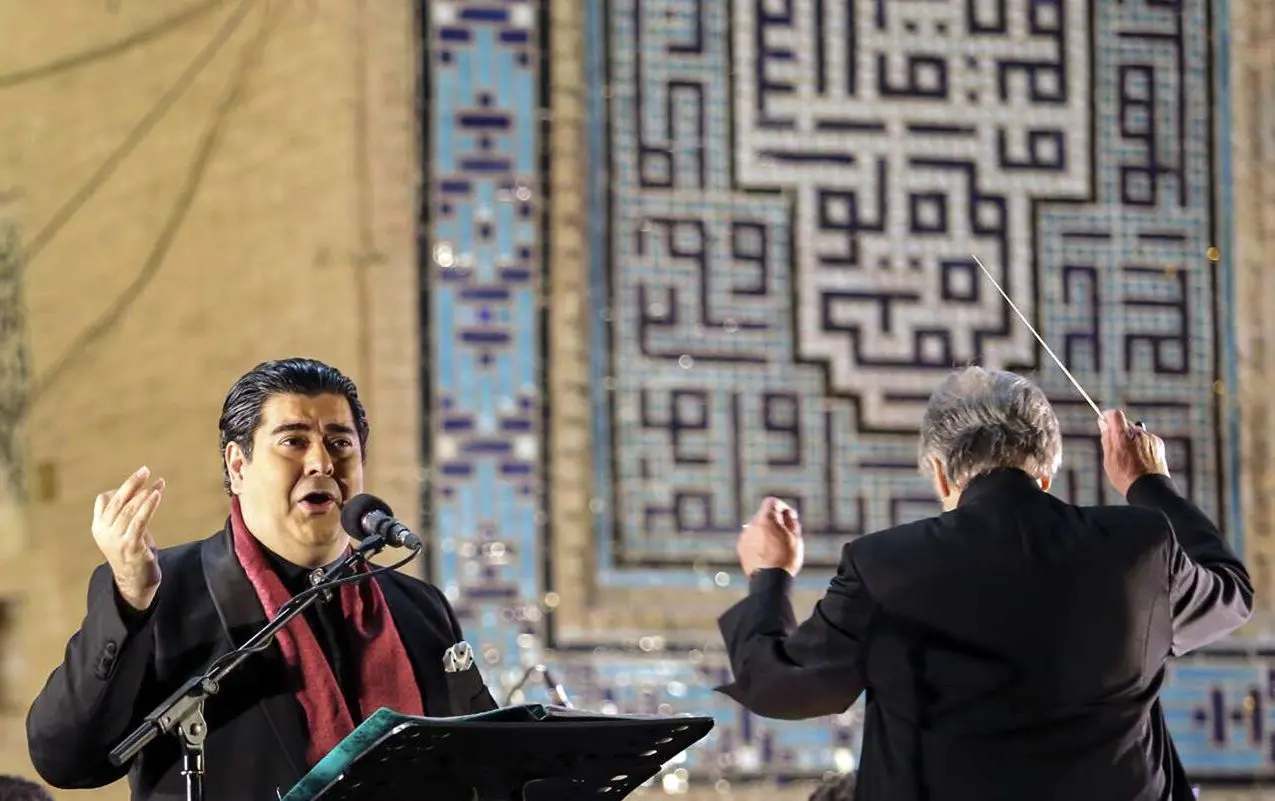 ضرغامی یک تار نفیس به سالار عقیلی هدیه داد