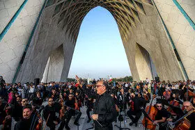 همخوانی و هم‌نوازی «نام جاوید وطن» در میدان آزادی