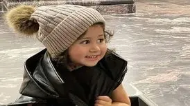 تزئین درخت کریسمس با دستان کوچک نبات استخری
