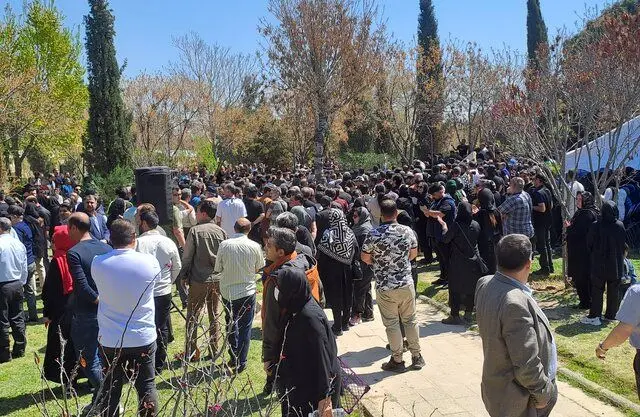 چند حاشیه از مراسم خاکسپاری رضا داودنژاد در بهشت زهرا
