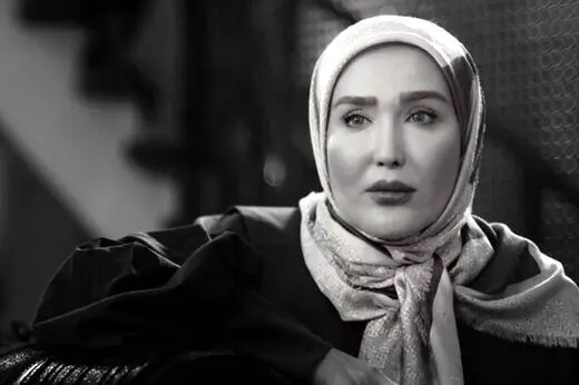 هنرمندی که سر صحنه نماز می‌خواند
