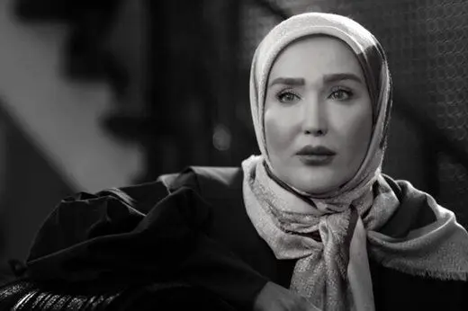 هنرمندی که سر صحنه نماز می‌خواند
