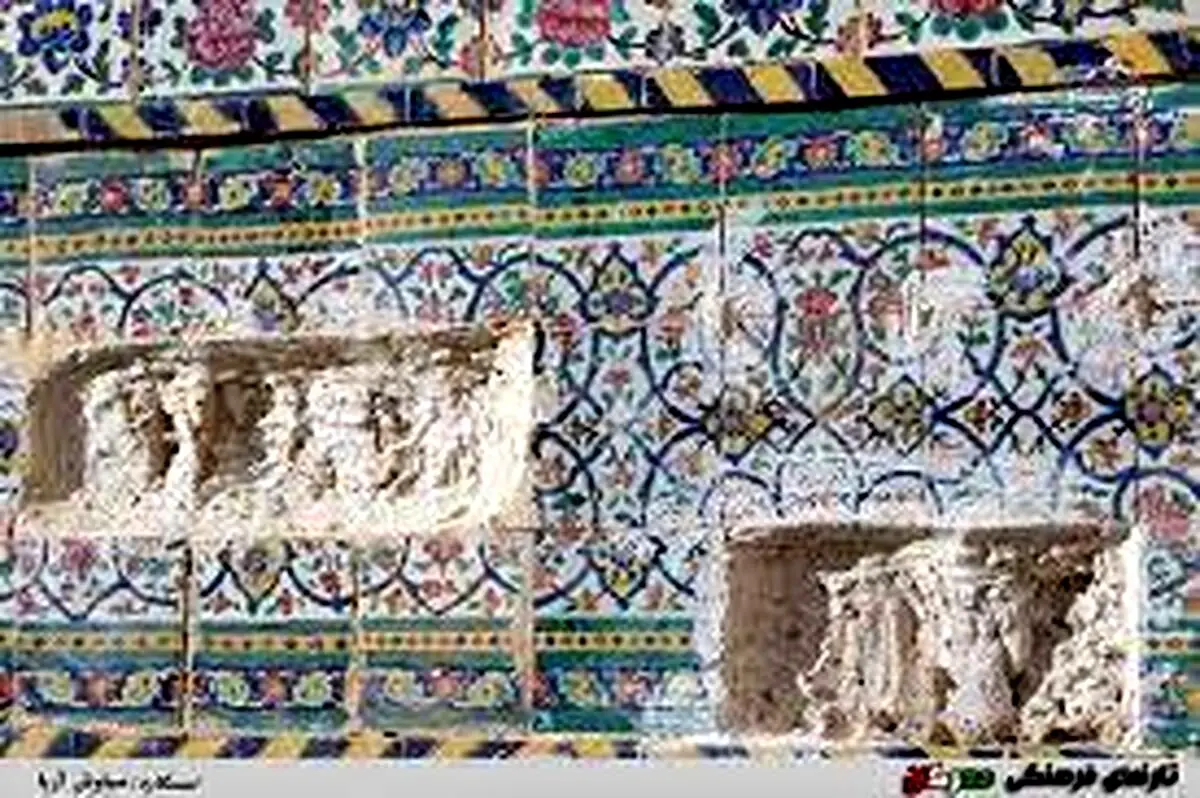 کاشی‌های مسجد وکیل در حال تخریب است

